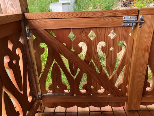 Detail eines geschnitzten Balkontürchens aus Holz