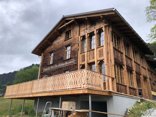 Traditionelles Chalet mit handgefertigtem Balkongeländer